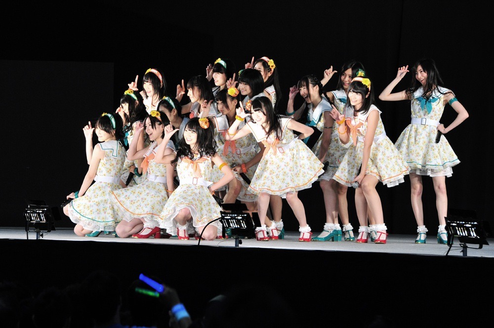 「アイシテラブル！」を披露するSKE48。