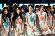 記者から取材を受けるSKE48。