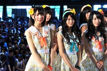 記者から取材を受けるSKE48。