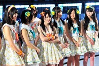 記者から取材を受けるSKE48。