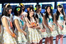 記者から取材を受けるSKE48。