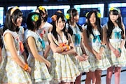 記者から取材を受けるSKE48。