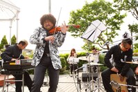 「J-WAVE SPECIAL FOR THE GOLDEN RING ECLIPSE」でのセッションの様子。