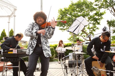 「J-WAVE SPECIAL FOR THE GOLDEN RING ECLIPSE」でのセッションの様子。