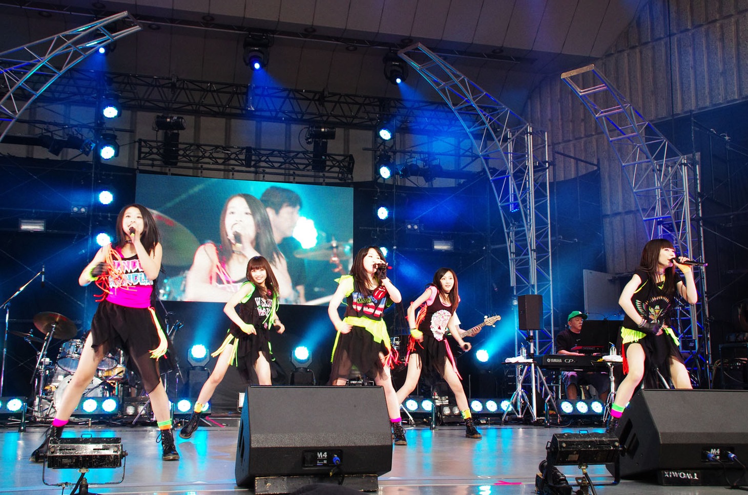「東京女子流 2nd JAPAN TOUR 2012 ～Limited addiction～ CONCERT*03『Rock you!』」の様子。