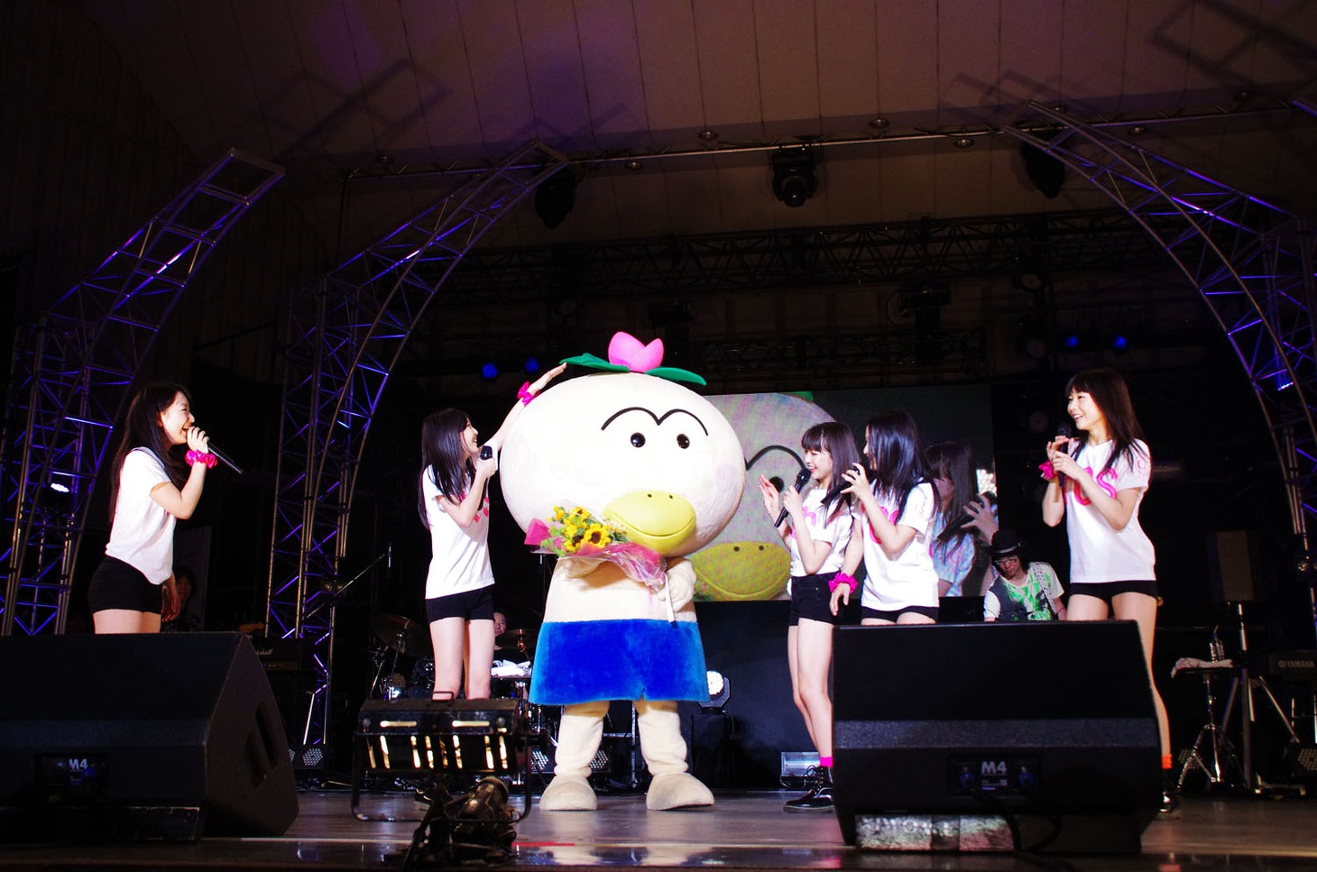 武道館ライブ発表前に登場したはなかっぱの着ぐるみ（写真中央）。