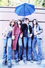 写真は1996年のシングル「JAM」リリース時のTHE YELLOW MONKEY。