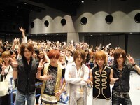 写真は「週末のシンデレラ ～2人きりのLOVEチェアー大作戦～」の模様。