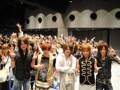 写真は「週末のシンデレラ ～2人きりのLOVEチェアー大作戦～」の模様。