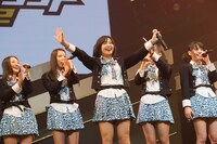 「キングオブコント2012」への参戦が決まった近藤里奈（写真手前）。