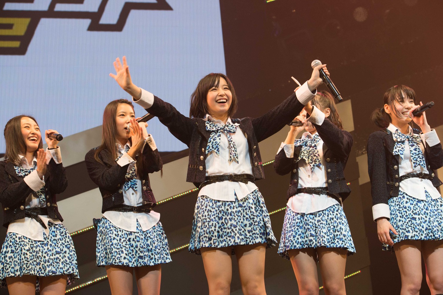 「キングオブコント2012」への参戦が決まった近藤里奈（写真手前）。