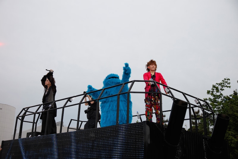 19日公演、フロートでオーディエンスを盛り上げるhyde、クッキーモンスター、tetsuya（写真左から）。