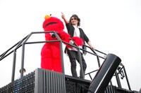 19日公演、フロートで移動するken（写真右）とエルモ（写真左）。