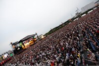 写真は19日公演の模様。