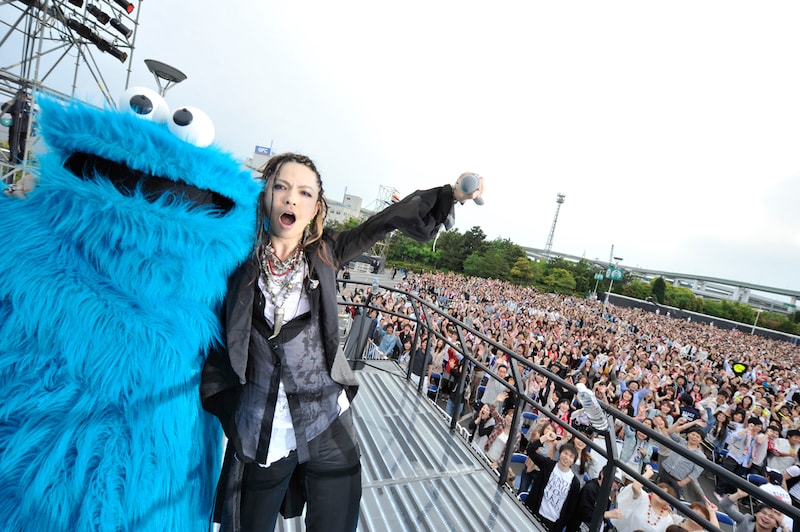 19日公演で仲の良さそうな様子を見せるhyde（写真右）とクッキーモンスター（写真左）。