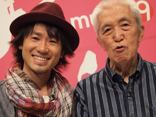 トーク収録後のナオト・インティライミ（写真左）と永六輔（右）。