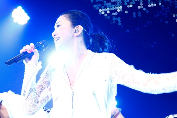 この日の観客を“幕張みん金ベイビーズ”と呼び、パワフルな歌声とダンスで圧倒した吉田美和。