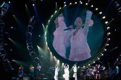 月と太陽の金環日食にちなんで、ステージのスクリーンは丸型だった。