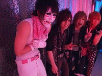 オープニング前にセット裏で待機するゴールデンボンバー。