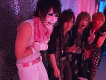 オープニング前にセット裏で待機するゴールデンボンバー。