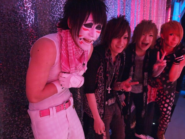 オープニング前にセット裏で待機するゴールデンボンバー。