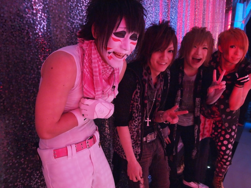 オープニング前にセット裏で待機するゴールデンボンバー。