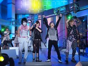 「堂本兄弟のテーマ」にあわせて出演者の前に現れたゴールデンボンバー。