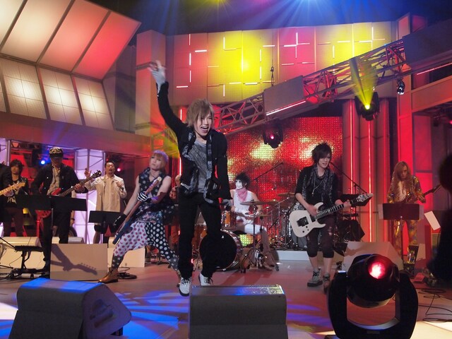 堂本ブラザーズバンドの演奏にあわせて「女々しくて」を熱演するゴールデンボンバー。