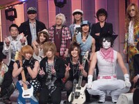 「新堂本兄弟」レギュラー陣とゴールデンボンバー。