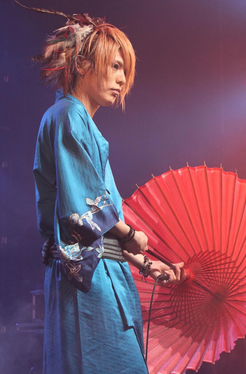 アンコールで「思ひ出港町」を歌う幸樹（Vo）。