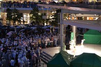 雨の中きゃりーのステージを見守る観客たち。