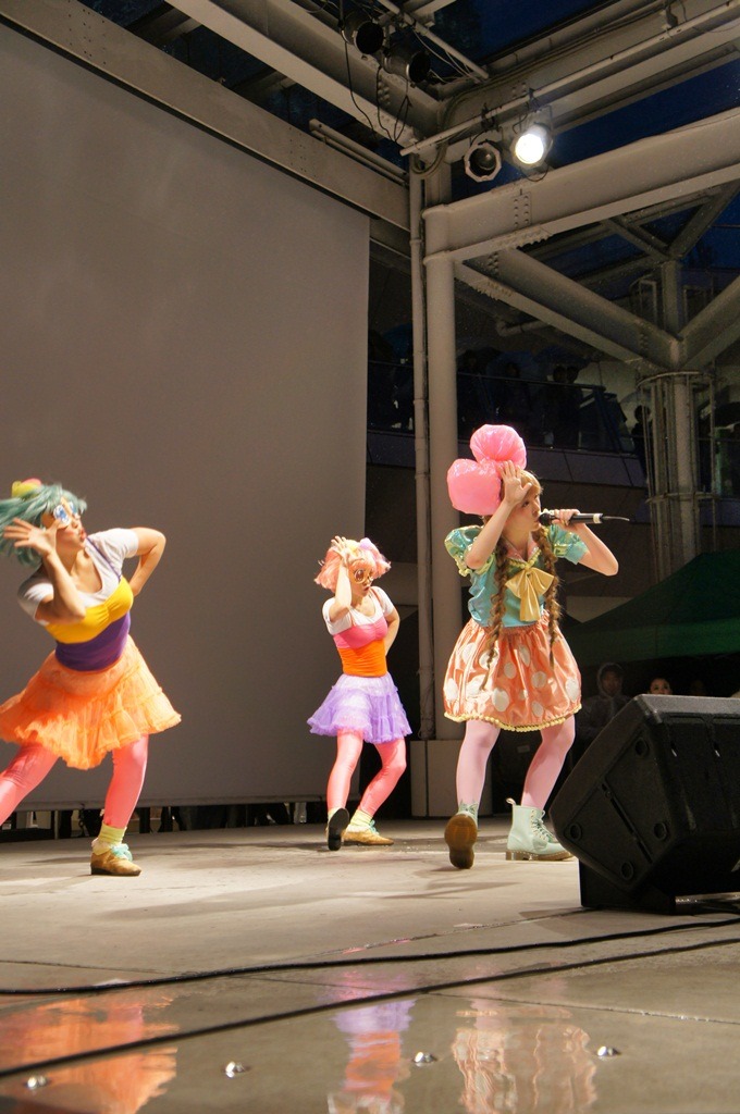 「きゃりーぱみゅぱみゅのウェイウェイライブ＆握手会2012」の模様。