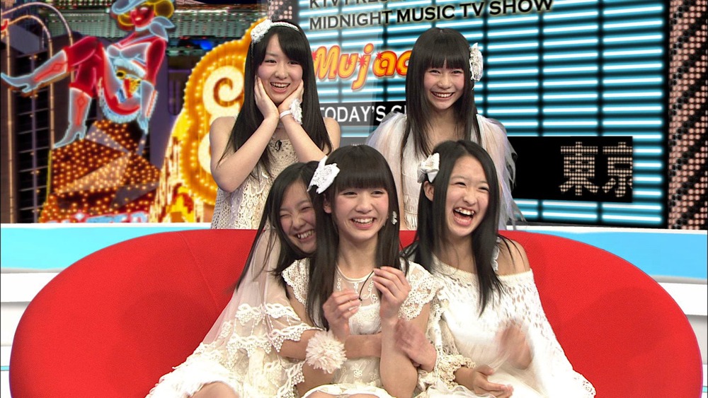 メンバーそれぞれがドッキリにひっかかった映像を観て爆笑する東京女子流。