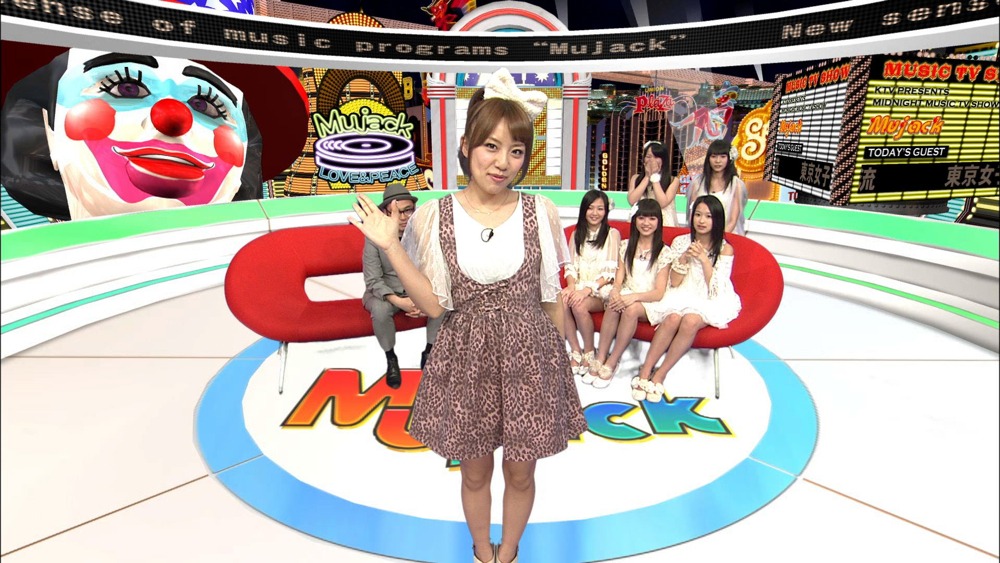 東京女子流に物まねのお手本を見せる高橋みなみ。