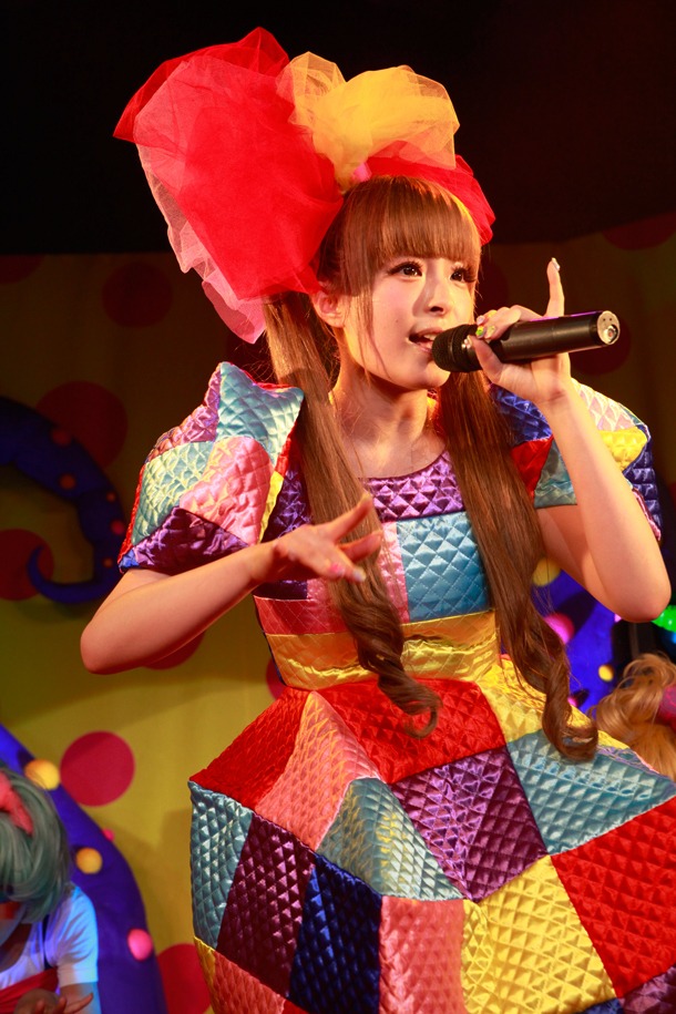 ライブパフォーマンス中のきゃりーぱみゅぱみゅ。