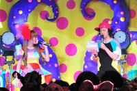 「きゃりーぱみゅぱみゅコスプレグランプリ」について説明するきゃりーぱみゅぱみゅ（写真左）とやついいちろう（右）。