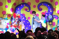 「きゃりーぱみゅぱみゅコスプレグランプリ」で5位に選ばれた男性（写真中央）。