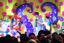 「きゃりーぱみゅぱみゅコスプレグランプリ」で5位に選ばれた男性（写真中央）。