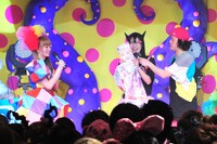 「きゃりーぱみゅぱみゅコスプレグランプリ」で4位に選ばれた女性（写真中央）。