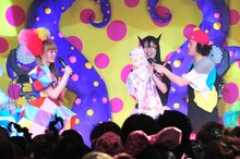 「きゃりーぱみゅぱみゅコスプレグランプリ」で4位に選ばれた女性（写真中央）。