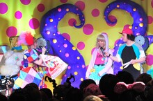 「きゃりーぱみゅぱみゅコスプレグランプリ」で3位に選ばれた女性（写真中央）。