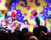 「きゃりーぱみゅぱみゅコスプレグランプリ」で2位に選ばれた少女（写真中央）。