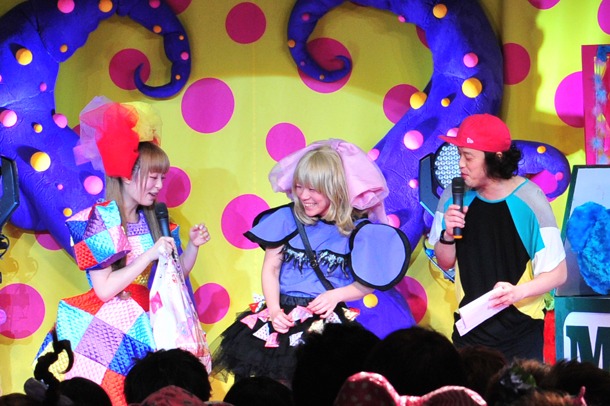 「きゃりーぱみゅぱみゅコスプレグランプリ」でグランプリに輝いた女性（写真中央）は、「つけまつける」の衣装を手作りで完全再現。