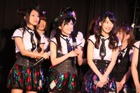 速報結果をステージ下手から見つめる北原里英、渡辺麻友、柏木由紀（写真左から）。 (C)AKS