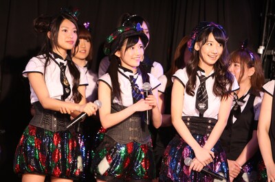 速報結果をステージ下手から見つめる北原里英、渡辺麻友、柏木由紀（写真左から）。 (C)AKS