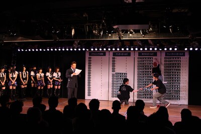 秋葉原AKB48劇場での初日速報結果発表の様子。 (C)AKS