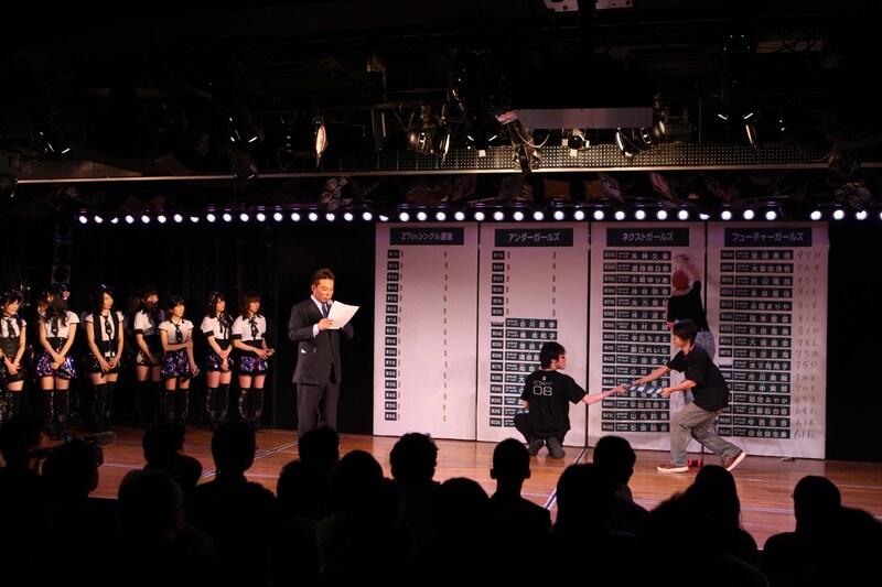 秋葉原AKB48劇場での初日速報結果発表の様子。 (C)AKS