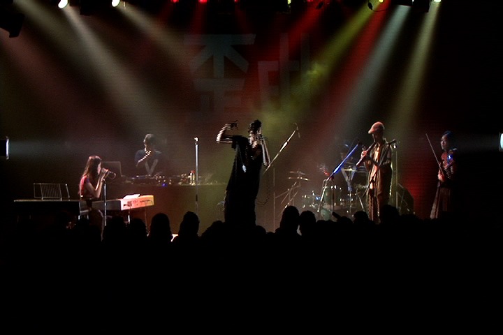 2012年5月30日に公開されるShing02「歪曲巡礼」からのワンシーン。
