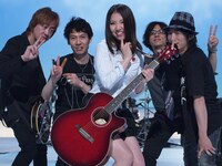 阿部真央（写真中央）