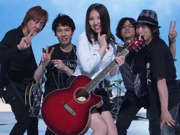 阿部真央（写真中央）